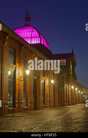 Centro eventi, ex asta del pesce hall, altona il mercato del pesce, scena notturna, Altona Amburgo, Germania Foto Stock