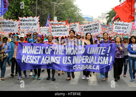 Filippine. 08 Mar, 2017. Donna del gruppo dell'Alleanza GABRIELA marzo nel TM Kalaw San durante la loro protesta per celebrare la Giornata internazionale della donna andando all ambasciata degli Stati Uniti per le Filippine a Manila in città il 8 marzo 2017. Credito: Gregorio B. Dantes Jr./Pacific Press/Alamy Live News Foto Stock