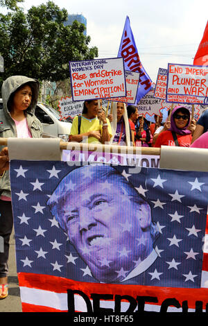 Filippine. 08 Mar, 2017. Donna del gruppo dell'Alleanza GABRIELA marzo nel TM Kalaw San durante la loro protesta per celebrare la Giornata internazionale della donna andando all ambasciata degli Stati Uniti per le Filippine a Manila in città il 8 marzo 2017. Credito: Gregorio B. Dantes Jr./Pacific Press/Alamy Live News Foto Stock