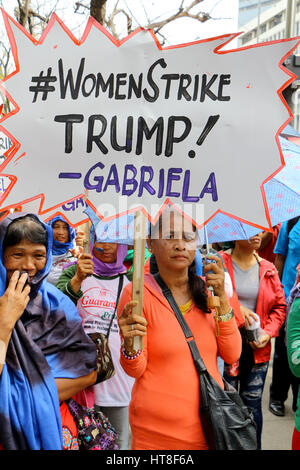 Filippine. 08 Mar, 2017. Donna del gruppo dell'Alleanza GABRIELA marzo nel TM Kalaw San durante la loro protesta per celebrare la Giornata internazionale della donna andando all ambasciata degli Stati Uniti per le Filippine a Manila in città il 8 marzo 2017. Credito: Gregorio B. Dantes Jr./Pacific Press/Alamy Live News Foto Stock