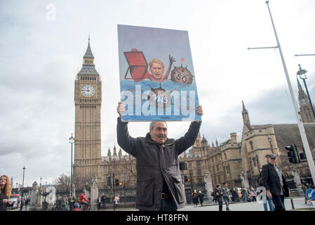 Londra, Regno Unito. 08 Mar, 2017. La Giornata internazionale della donna dimostrazione a Westminster, con WASPI (Donne contro la pensione statale di disuguaglianza) provenienti da tutto il regno. Ragazzi da rendere il suo sorriso ha dato libero rose rosse alle donne presso la piazza del Parlamento. Per sostieni il femminismo russo, hanno bruciato un palloncino per celebrare la giornata. Credito: Alberto Pezzali/Pacific Press/Alamy Live News Foto Stock