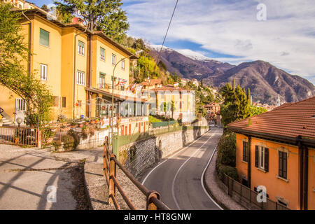 Hostel (sinistra) a Menaggio, sulla sponda occidentale del Lago di Como, Regione Lombardia, Italia Foto Stock