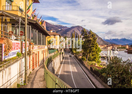 Hostel (sinistra) a Menaggio, sulla sponda occidentale del Lago di Como, Regione Lombardia, Italia Foto Stock