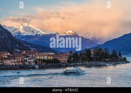 Tramonto a Menaggio, sulla sponda occidentale del Lago di Como, Lombardia, Italia Foto Stock