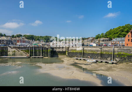 Regno Unito, Sud Ovest Inghilterra, Cornwall, Padstow, vista del porto di Padstow molo dal fiume Camel a bassa marea Foto Stock