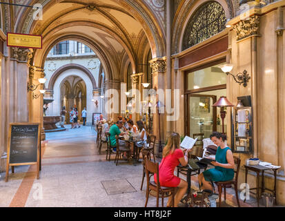 Vienna. Cafe e negozi nel passaggio Freyung, Palais Ferstel, Innere Stadt, Vienna, Austria Foto Stock