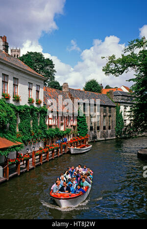 La barca turistica sul Dijver Canal, Bruges, Belgio Foto Stock