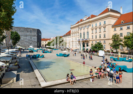 Il MuseumsQuartier guardando verso il MUMOK, il museo di arte moderna, Vienna, Austria Foto Stock