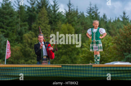 Danze popolari scozzesi della concorrenza a Kinloch Rannoch Highland Games. A Kinloch Rannoch Scozia. Foto Stock