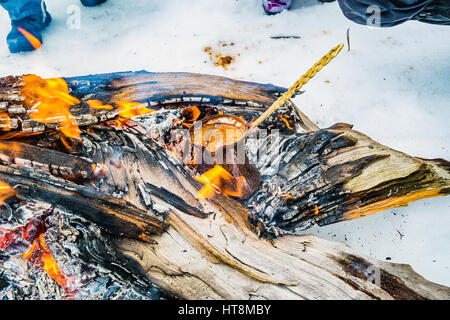 Il caffè turco sul fuoco di legno snow scape Foto Stock