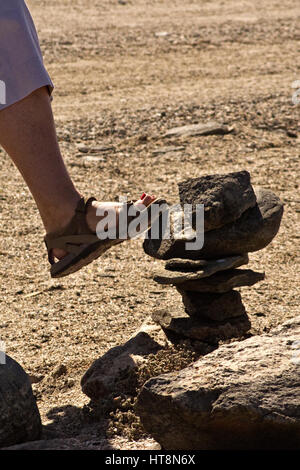 Calci su rock graffiti lasciati dai turisti in Namibia Foto Stock