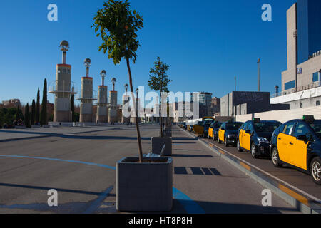 Coda di taxi alla stazione ferroviaria di Sants, Barcellona, in Catalogna, Spagna Foto Stock