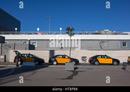 Coda di taxi alla stazione ferroviaria di Sants, Barcellona, in Catalogna, Spagna Foto Stock