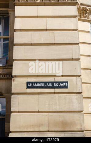 Ornati in segno per Chamberain piazza montata su casa Consiglio nel centro della città di Birmingham Foto Stock