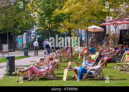 Persone relax nel parco di Monbijou, Berlino Foto Stock