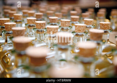 Fondo di bottiglie di vetro con tappo di sughero per bottiglie rendendo Foto Stock