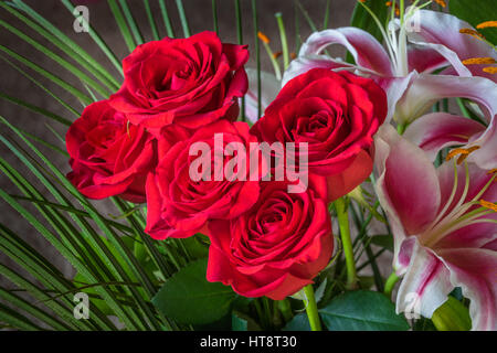 Rose rosse e bianche bouquet di gigli, primo piano Foto Stock