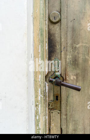 Dettaglio di una vecchia porta di legno Foto Stock