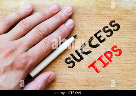 Mano umana su sfondo di legno e punte di successo il concetto di testo Foto Stock