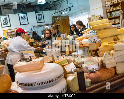 DEGUSTAZIONE DI FORMAGGI DEGUSTAZIONE DI ACQUISTO MERCATO STAND TRAGHETTO EDIFICIO SAN FRANCISCO rinomato negozio internazionale di formaggi all'interno del Ferry Building con i clienti degustazione di campioni prima di acquistare Embarcadero San Francisco California USA Foto Stock