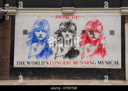 Il Murale in Soho promuovere "Les Miserables', la più lunga del mondo-esecuzione musicale, che mostra al Queens Theatre, Londra. Foto Stock