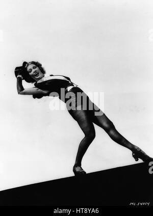 'Un piegare indietro trova eleanor powell combinando la sua acrobatica e toccate formazione per fare un respiro-facendo il passo. nuovo e unico di routine sono ora in prova per metro-Goldwyn Mayer del musical nautico, "nato per la danza." roy del ruth è di dirigere e inclusi nel cast sono frank morgan, Virginia bruce, James Stewart, Frances langford, buddy ebsen, unà merkel e sid argenti.". Foto Stock