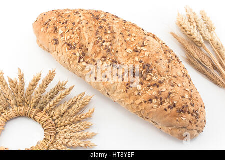 Pane integrale da tutto il frumento, segala e semi di lino su sfondo bianco. Foto Stock