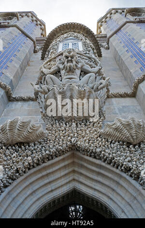 Dettagli architettonici del Palazzo Pena nel comune di Sintra, Portogallo Foto Stock