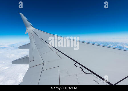 Vista di ala da in volo aereo su Alpi Foto Stock