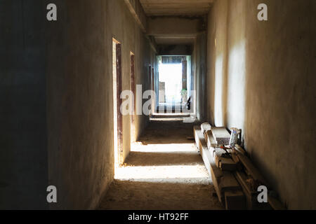 Interno di un vecchio edificio abbandonato visualizza Foto Stock