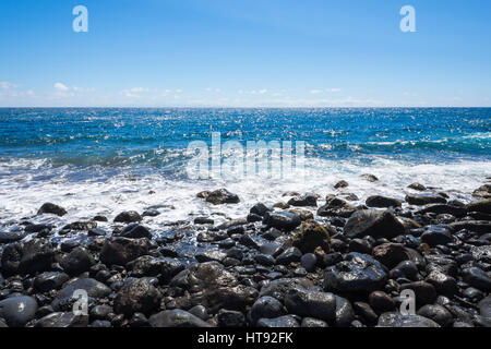 Roccia lavica costa a Los Barrancos, Tenerife, Isole Canarie, Spagna Foto Stock