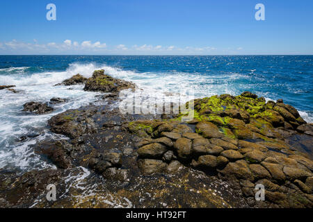 Roccia lavica costa a Los Barrancos, Tenerife, Isole Canarie, Spagna Foto Stock