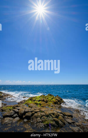 Roccia lavica costa con Sun a Los Barrancos, Tenerife, Isole Canarie, Spagna Foto Stock