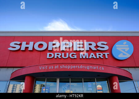 Shoppers Drug Mart facciata con il nome del negozio e il logo - un canadese farmaco retail store catena, London, Ontario, Canada. Foto Stock