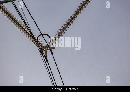 Dettaglio di energia elettrica ad alta tensione pilone Foto Stock