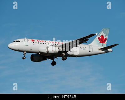 Air Canada piano Airbus A319 (C-GBIP) airborne approccio finale per l'atterraggio Foto Stock