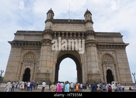 Questo luogo storico è magnetica, attraente luogo stupefacente di Mumbai e è chiamato Gateway of India. Foto Stock