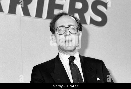 Rt. L'on. Malcolm Rifkind, Segretario di Stato per i trasporti e membro del partito conservatore del Parlamento per Edimburgo Pentlands, parla presso il conservatore Womens conferenza a Londra, in Inghilterra il 27 giugno 1991. Foto Stock