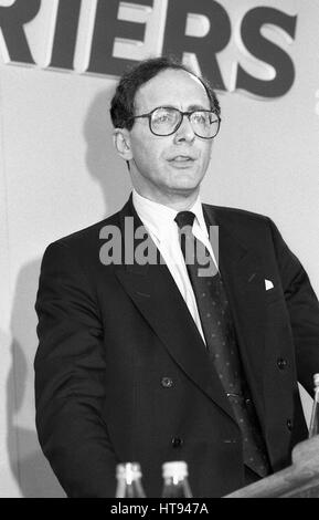 Rt. L'on. Malcolm Rifkind, Segretario di Stato per i trasporti e membro del partito conservatore del Parlamento per Edimburgo Pentlands, parla presso il conservatore Womens conferenza a Londra, in Inghilterra il 27 giugno 1991. Foto Stock