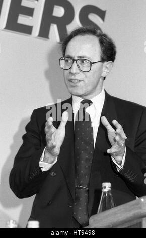 Rt. L'on. Malcolm Rifkind, Segretario di Stato per i trasporti e membro del partito conservatore del Parlamento per Edimburgo Pentlands, parla presso il conservatore Womens conferenza a Londra, in Inghilterra il 27 giugno 1991. Foto Stock