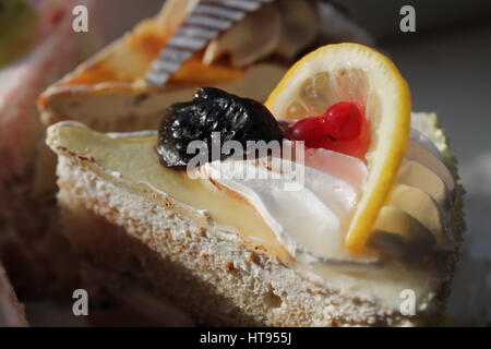 Bella Crema colorata la torta con la gelatina di cioccolato e decorate con frutta fresca e bacche bel regalo e dessert Foto Stock