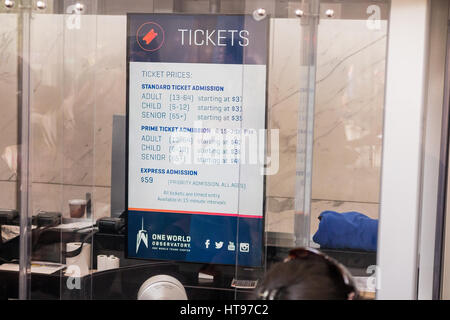 Scheda di informazioni che mostra il costo di ingresso al mondo un osservatorio presso la biglietteria nella lobby principale Foto Stock