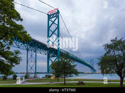 L'ambasciatore ponte internazionale prese da Windsor, Ontario, Canada, guardando in direzione di Detroit, Michigan, Stati Uniti d'America. Foto Stock