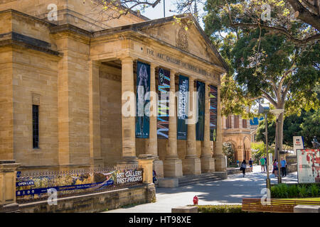 Adelaide, Australia - 11 Novembre 2016: La galleria d'Arte del South Australia si trova sulla terrazza nord nel CBD di Adelaide in un giorno Foto Stock