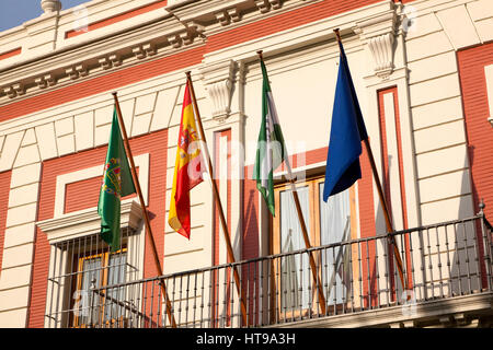 Lo spagnolo bandiere sul governo provinciale ha uffici in Plaza del Triunfo centrale di Siviglia, Spagna Foto Stock