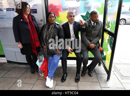 Sindaco di Londra, Sadiq Khan (seconda a destra) e Leonie Cooper, Londra elemento di montaggio per Merton e Wandsworth (sinistra), chat con Natasha Giuseppe, 36, da Wandsworth e Jason Bynoe, 42 da Putney (a destra) durante il lancio del capitale della prima emissione bassa Bus Zona, a Putney High Street, Londra. Foto Stock