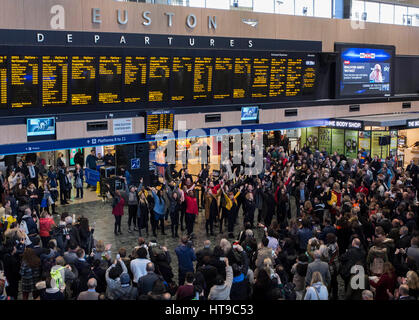 Solo uso editoriale un pop-up di coro esegue per pendolari a Londra Euston per celebrare Virgin Trains ventesimo anno consecutivo la West Coast route. Foto Stock