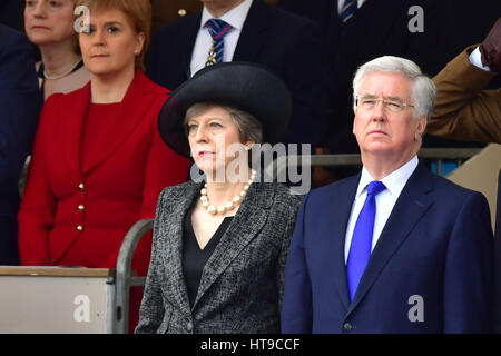 Primo Ministro Nicola storione, Primo Ministro Theresa Maggio e il Segretario della Difesa di Sir Michael Fallon frequentando un militare ufficioso sul servizio la sfilata delle Guardie a Cavallo a Londra, precedendo l inaugurazione di un monumento nazionale di onorare le forze armate e i civili che hanno servito il loro paese durante la guerra del Golfo e dei conflitti in Iraq e in Afghanistan. Foto Stock