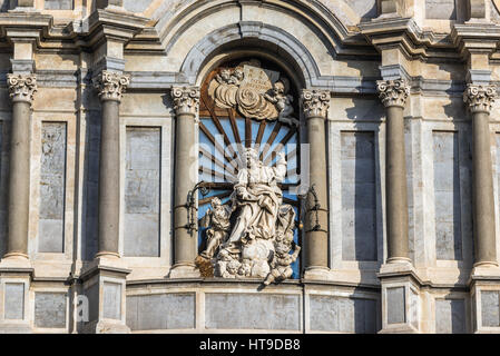 Facciata e di Sant'Agata di nicchia Cattolica Romana Cattedrale metropolitana di Sant'Agata sulla piazza del Duomo di Catania, Sicilia Isola, Italia Foto Stock