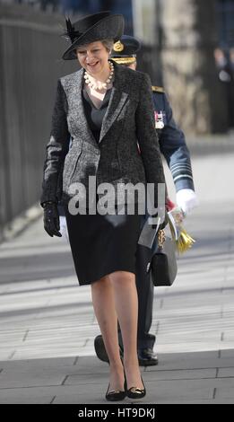 Il primo ministro Theresa Maggio presso l inaugurazione di un nuovo Iraq e Afghanistan memorial da Paolo giorno a Victoria Embankment Gardens a Londra, onorando le forze armate e i civili che hanno servito il loro paese durante la guerra del Golfo e dei conflitti in Iraq e in Afghanistan. Foto Stock